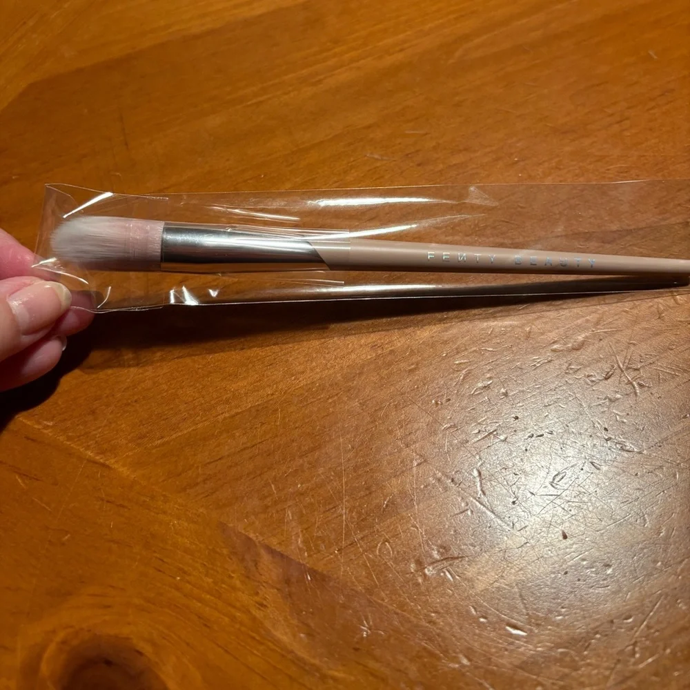 Fenty Beauty Highlighter Brush 135